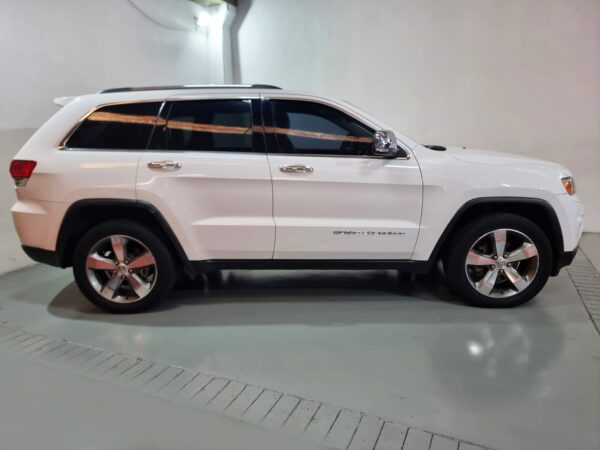 Jeep Cherokee - Image 16