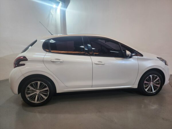 Peugeot 208 - Image 5