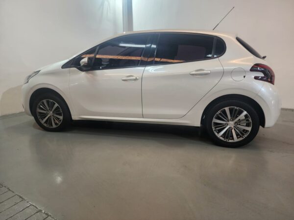 Peugeot 208 - Image 19