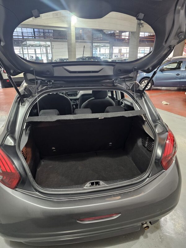 Peugeot 208 Allure - Image 10